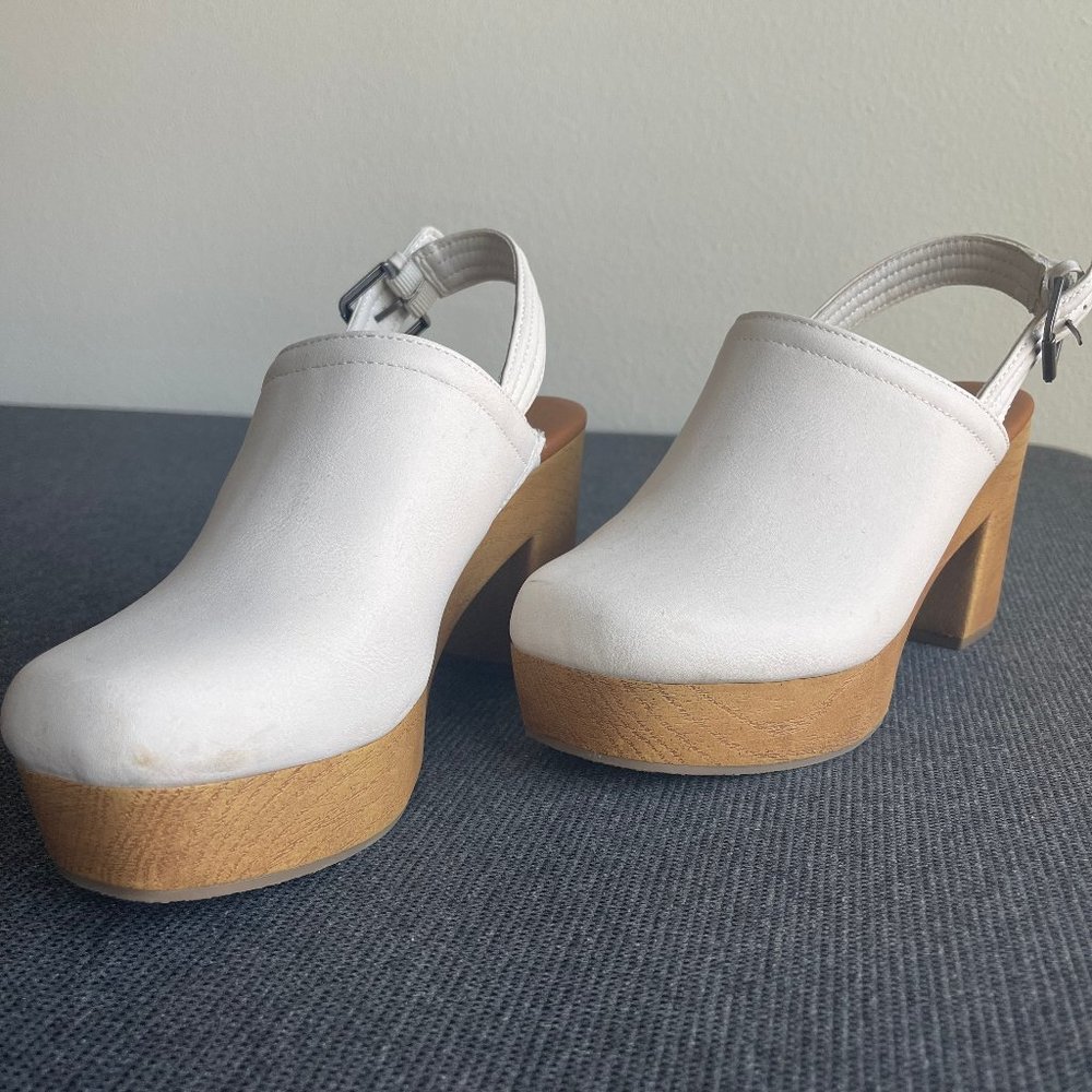 Universal Threads - Cream Clogs